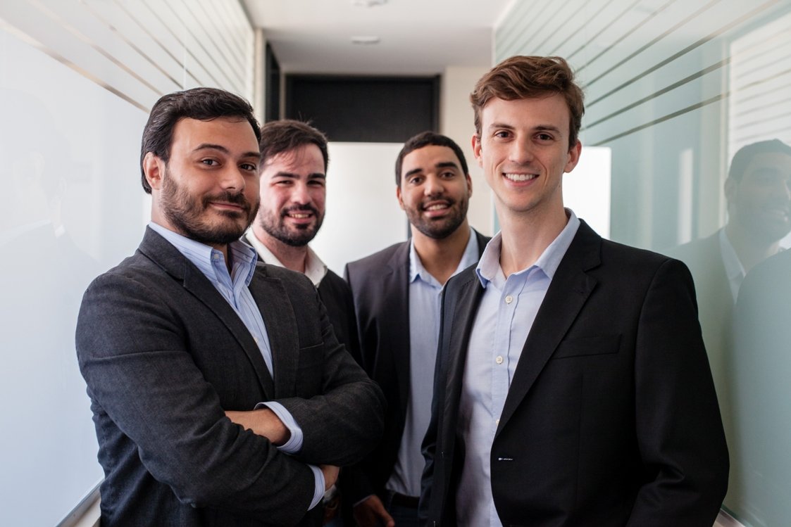 Da esquerda para direita, os quatro sócios da Mevow: Hanna Chequer (Diretor de Marketing), Michael Gonçalves (Diretor de Tecnologia), Paulo Pinto (Diretor Executivo) e Ramon Rigoni (Diretor Financeiro)