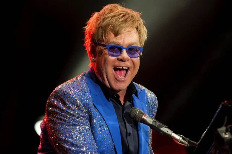 Elton John (Reprodução/Veja)
